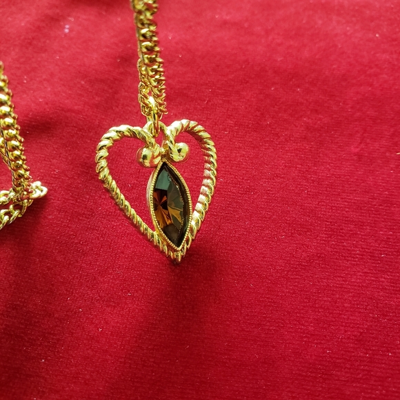 Vintage Avon Gold Tone Heart Pendant With Glass Rhinestone Necklace - Picture 6 of 12